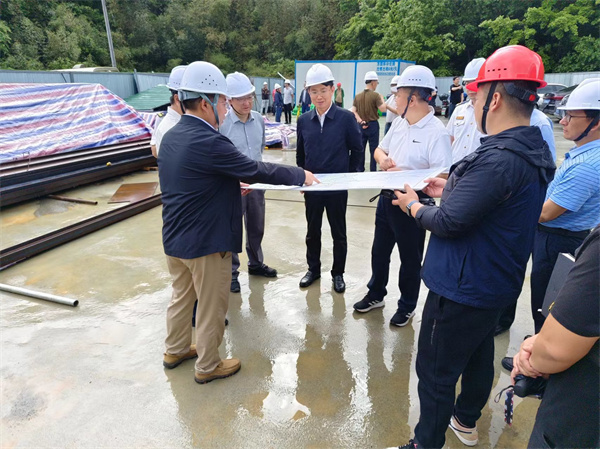 4月28日，市委常务、常务副市长任生调研新安江防洪项目建设情况，米兰官方端网页版副总经理张高峰陪同调研。.jpg