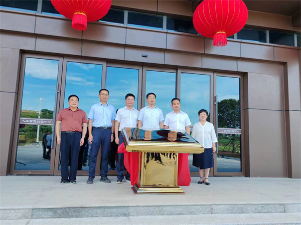7月18日上午，歙县人工智能创客中心正式投入使用并举行揭牌仪式，县委常委、常务副县长詹凯主持仪式，县委副书记、县长王奇勇和徽投集团党委书记、董事长洪筱明共同为歙县人工智能创客中心揭牌。县委常委、县经开区管委会主任王坤，副县长程衍生，县政协副主席、财政局局长曹胡翠，县直有关部门、县各金融机构主要负责同志，共同见证揭牌仪式，并观摩富丰新城片区投资规划沙盘、集团企业馆1。.jpg