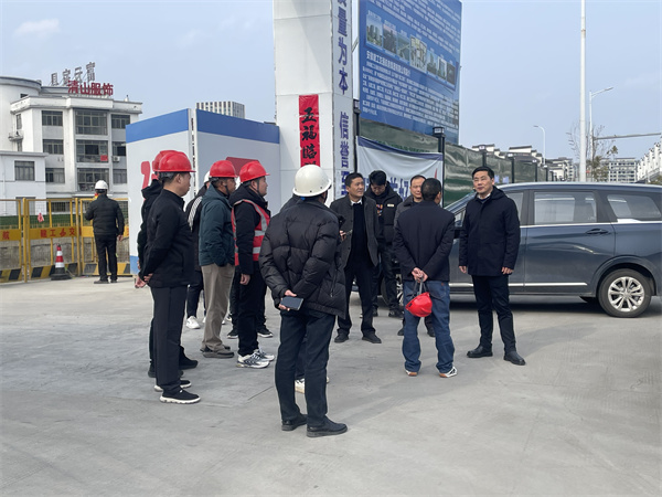 2月5日，县长王奇勇带队调研新徽商创业基地一期一标段项目春节后复工复产工作，米兰官方端网页版总经理潘楷金陪同调研。.jpg