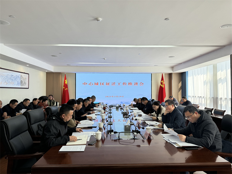 3月19日，县长王奇勇带队调研富丰新城张家山小区项目，米兰官方端网页版总经理潘楷金、副总经理余礼通陪同调研，随后在集团17楼主持召开歙县中心城区征迁工作推进会。.jpg