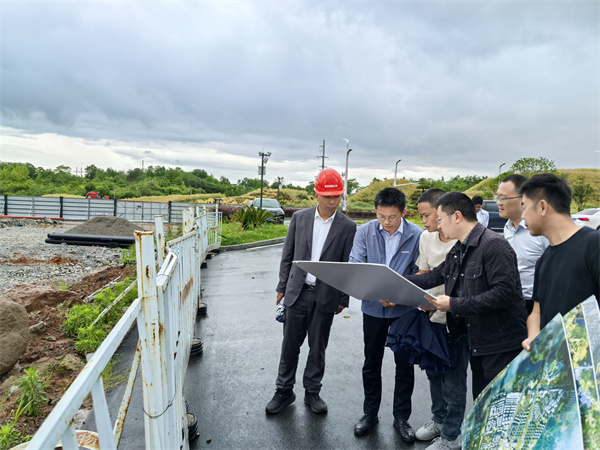 5月9日，常务副县长戴维调研富丰新城片区项目，潘总、余总陪同1.jpg
