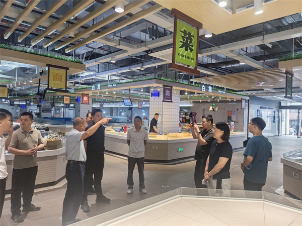 6月19日，王奇勇县长带队文明办，市监局，城管局调研城西邻里中心，潘总，汪总现场陪同.jpg