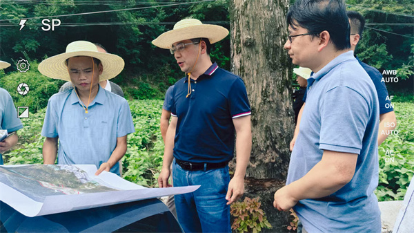 7月17日，王奇勇县长赴新安江航道综合整治提升工程沿线调研项目用地，集团潘总陪同调研.jpg