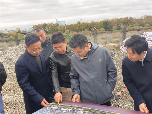 11月17日，王县长调研富丰新城路网、万年桥滨江路项目，鲍董、余总、张总陪同调研。.jpg
