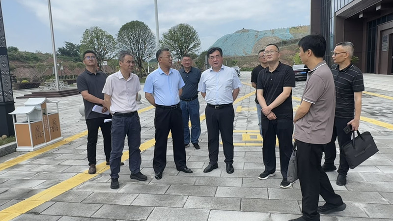 5月28日上午， 县人大常委会主任吴志平带队调研人工智能创客中心和大数据云计算中心建设、使用情况，鲍董、余总、县财政局副局长张健陪同。_副本.jpg