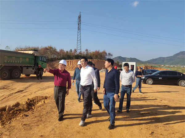 11月8日，县长王奇勇一行调研粮食产业园项目，米兰官方端网页版党委书记、董事长洪筱明陪同。.jpg